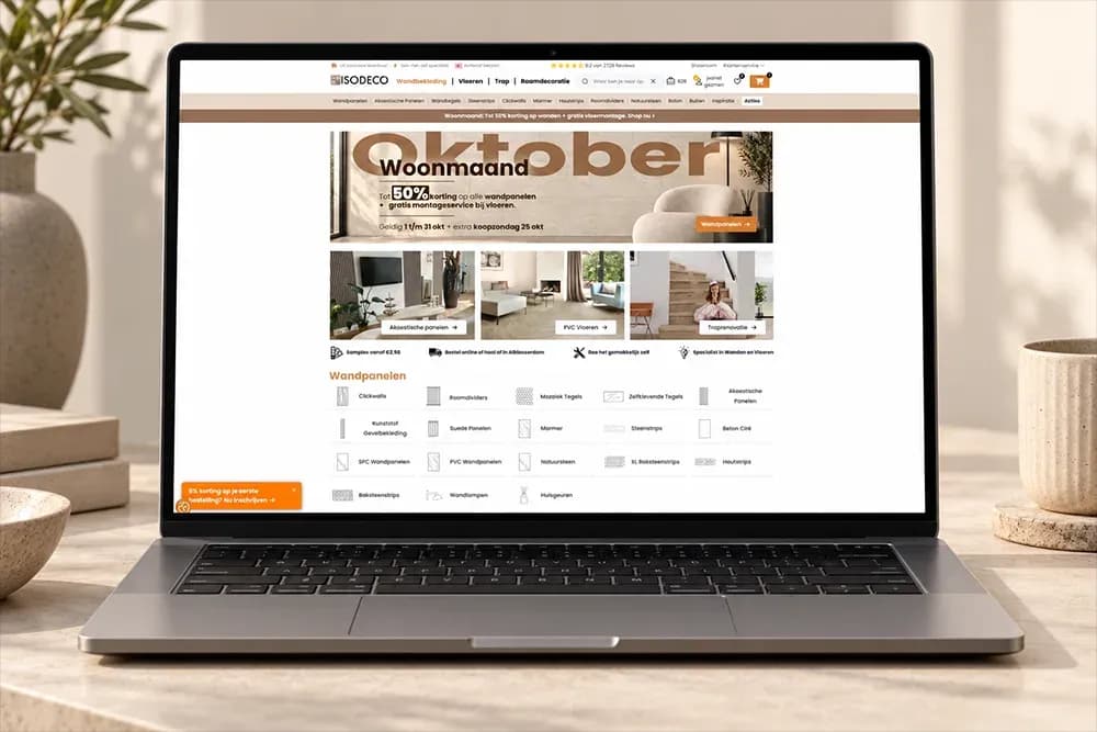 Webshop van Isodeco op een laptop en tablet, met wandpanelen en interieurfotografie